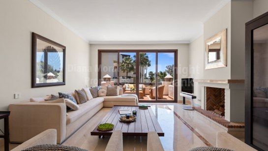 Zweistöckiges Penthouse zum Verkauf in Bahía del Velerín, Estepona Ost