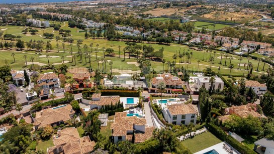 Villa for sale in Los Naranjos Golf, Nueva Andalucia