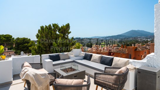 Zweistöckiges Penthouse zum Verkauf in Pueblo Arabesque, Nueva Andalucia