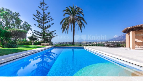 Villa for sale in El Rosario, Marbella East