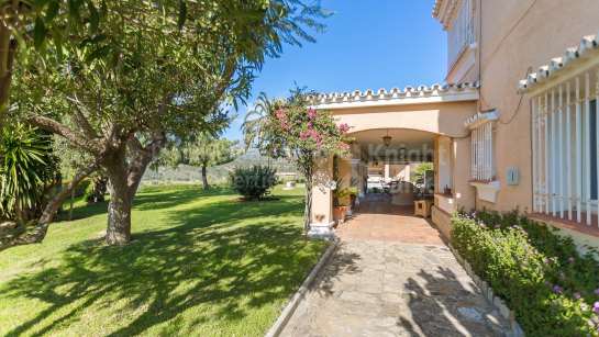 Villa for sale in El Rosario, Marbella East