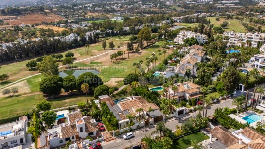 Villa en venta en Los Naranjos Golf, Nueva Andalucia