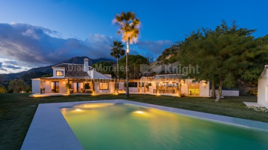 Villa for sale in Estepona