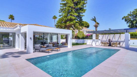 Villa en venta en Elviria, Marbella Este