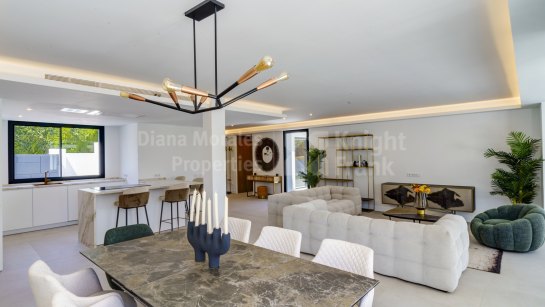 Villa en venta en Elviria, Marbella Este