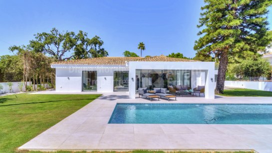 Villa en venta en Elviria, Marbella Este