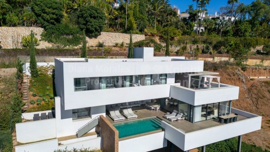 Villa for sale in El Herrojo, Benahavis