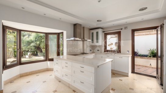 Villa for sale in Altos de Puente Romano, Marbella Golden Mile