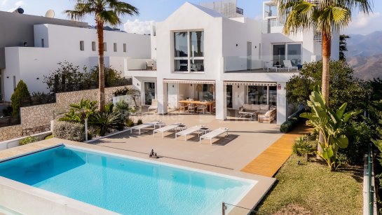 Villa en venta en La Mairena, Marbella Este