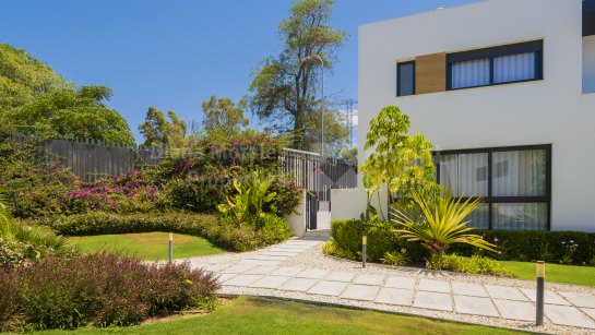 Reihenhaus zum Verkauf in Los Naranjos, Nueva Andalucia