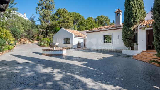 Villa for sale in El Madroñal, Benahavis