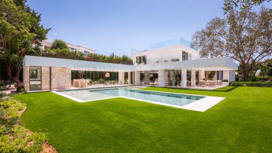 Villa for sale in Las Brisas, Nueva Andalucia