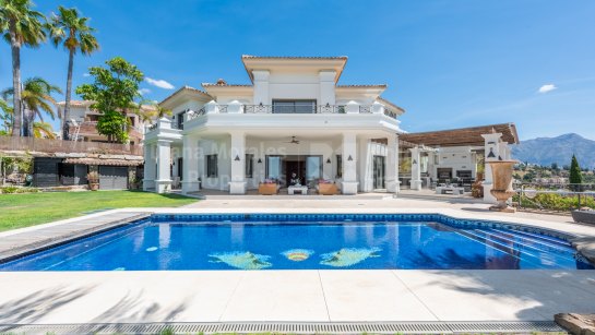 Villa en venta en Los Arqueros, Benahavis