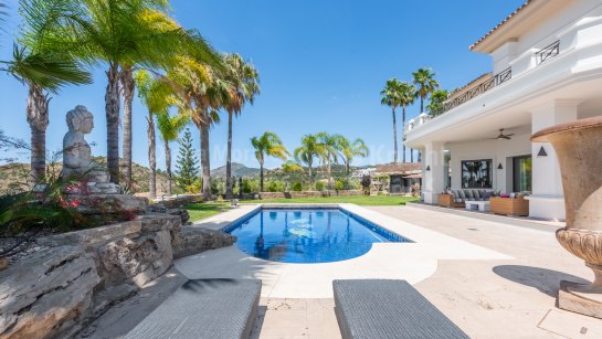 Villa en venta en Los Arqueros, Benahavis