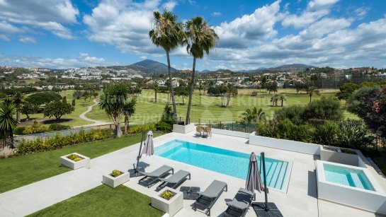 Villa en venta en Los Naranjos Golf, Nueva Andalucia