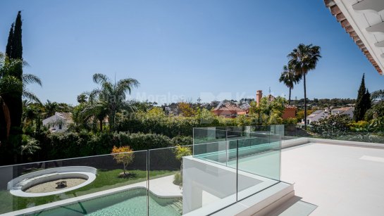 Villa en venta en Parcelas del Golf, Nueva Andalucia