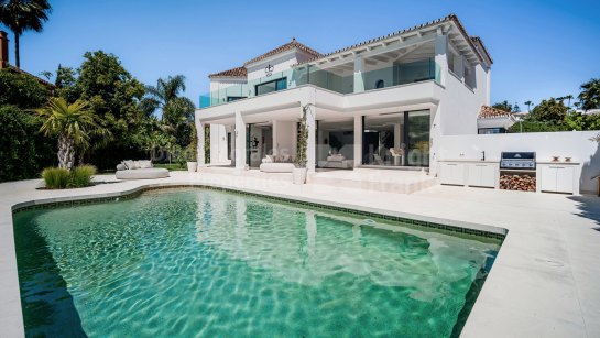 Villa for sale in Parcelas del Golf, Nueva Andalucia