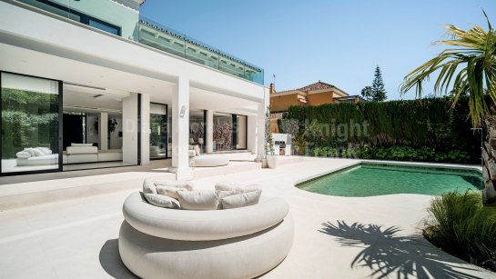 Villa en venta en Parcelas del Golf, Nueva Andalucia