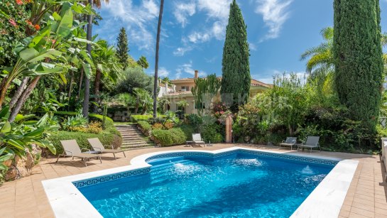 Villa en venta en El Herrojo, Benahavis