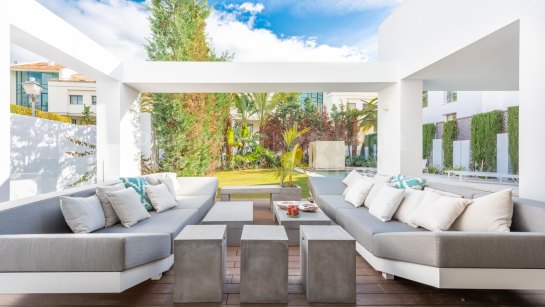 Villa for sale in Rio Verde Playa, Marbella Golden Mile