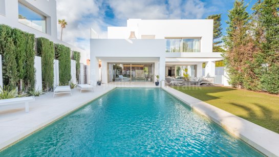 Villa for sale in Rio Verde Playa, Marbella Golden Mile