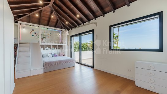 Villa for sale in Puerto del Almendro, Benahavis