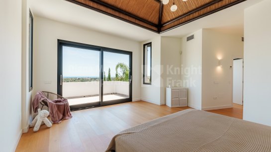 Villa for sale in Puerto del Almendro, Benahavis