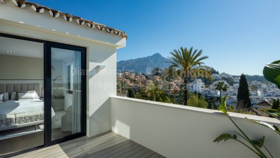 Villa for sale in Los Naranjos Hill Club, Nueva Andalucia