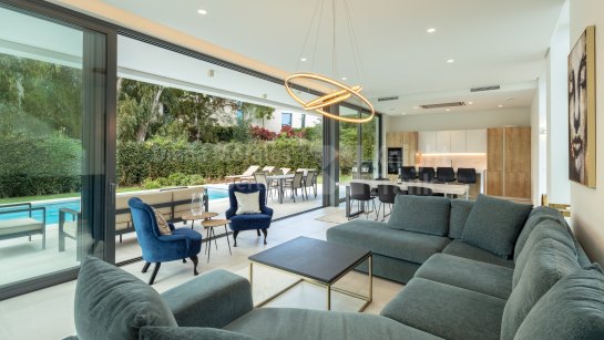 Villa for sale in Arboleda, Estepona