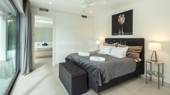 Villa for sale in Arboleda, Estepona
