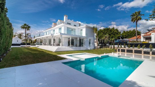 Villa for sale in La Pera, Nueva Andalucia