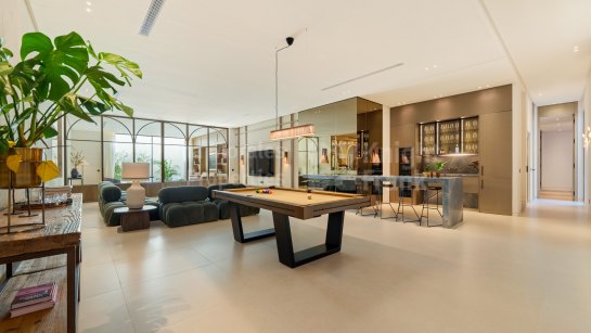 Villa for sale in Parcelas del Golf, Nueva Andalucia