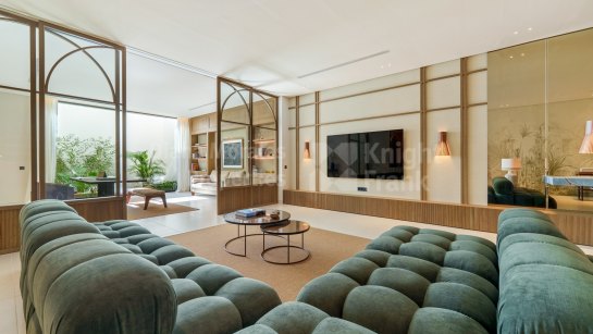Villa for sale in Parcelas del Golf, Nueva Andalucia