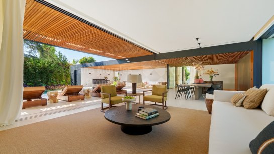 Villa for sale in Parcelas del Golf, Nueva Andalucia