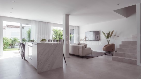 Town House for sale in Parcelas del Golf, Nueva Andalucia