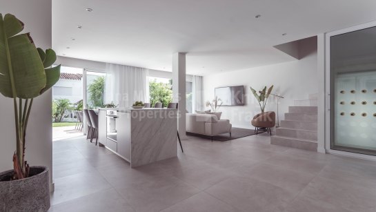 Town House for sale in Parcelas del Golf, Nueva Andalucia