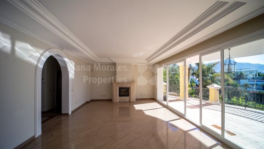 Villa en venta en El Herrojo, Benahavis
