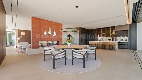 Villa for sale in El Herrojo, Benahavis