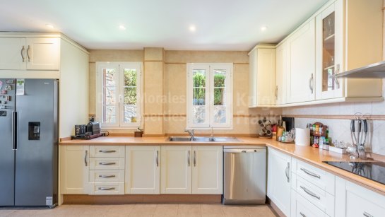 Villa for sale in Huerta Belón, Marbella City