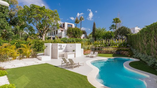 Villa for sale in Las Brisas, Nueva Andalucia