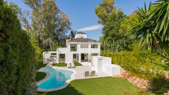 Villa for sale in Las Brisas, Nueva Andalucia