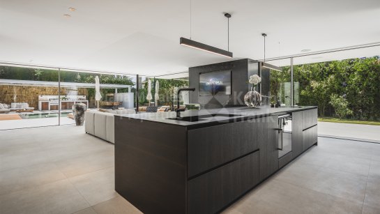 Villa for sale in La Cerquilla, Nueva Andalucia