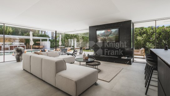 Villa for sale in La Cerquilla, Nueva Andalucia