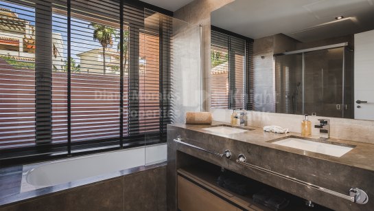 Zweistöckiges Penthouse zum Verkauf in La Cerquilla, Nueva Andalucia