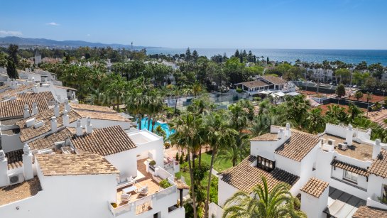 Zweistöckiges Penthouse zum Verkauf in Puente Romano, Marbella Goldene Meile