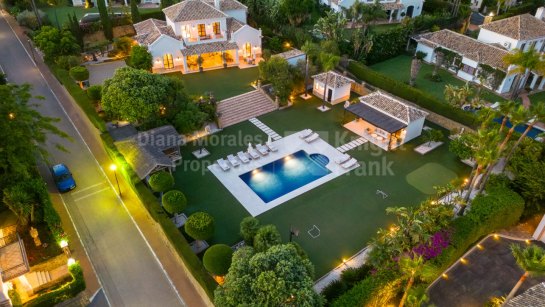 Villa en venta en El Paraiso, Estepona Este