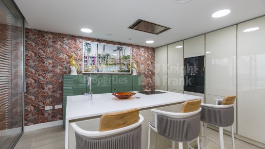 Penthouse for sale in Estepona Playa