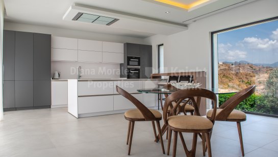 Villa for sale in La Alqueria, Benahavis