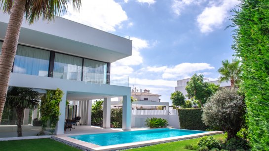 Villa for sale in La Alqueria, Benahavis