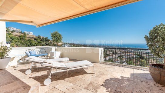 Zweistöckiges Penthouse zum Verkauf in Los Altos de los Monteros, Marbella Ost